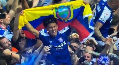 Jeremy Sarmiento con la bandera de Ecuador celebrando el ascenso del Ipswich Town a Premier League, 4 de mayo de 2024.