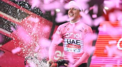 El ciclista esloveno Tadej Pogacar del UAE Emirates celebra en el podio vistiendo la camiseta rosa del líder general tras ganar la segunda etapa del Giro, el 5 de mayo de 2024.