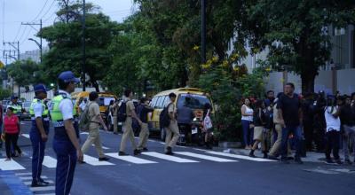 Personal de la ATM resguarda el inicio de clases en los exteriores de un colegio en Guayaquil, el 6 de mayo de 2024.