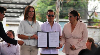 El presidente Daniel Noboa, acompañado de las ministras de Educación y del Interior, en la inauguración del año lectivo en la Costa, el 6 de mayo de 2024.