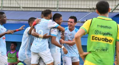 Jugadores del Manta celebrando su gol ante Gualaceo, 23 de abril de 2024.