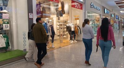 Imagen referencial de clientes en un centro comercial del norte de Quito, mayo de 2024. 