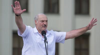 El presidente bielorruso Alexander Lukashenko pronuncia un discurso durante un mitin de sus partidarios cerca de la Casa de Gobierno en la Plaza de la Independencia en Minsk, Bielorrusia, el 16 de agosto de 2020.