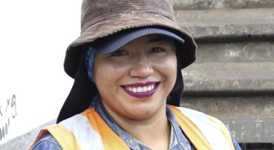 Una mujer que trabaja como obrera en Ecuador.