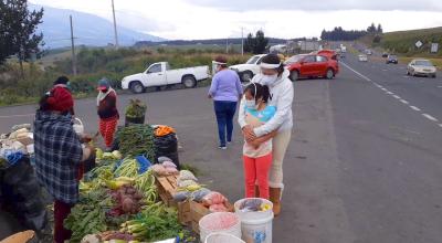 En la Panamericana Sur pequeños productores han salido al pie de la carretera para vender sus productos. 23/07/2020
