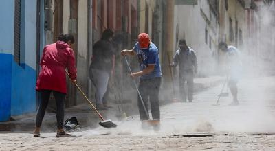 Habitantes barren hoy la ceniza del volcán Sangay en una calle de Alausí, en la provincia de Chimborazo (Ecuador). 20/09/2020 