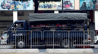 Un camión transportaba agentes de policía en Sule Pagoda Road en Yangon, Myanmar