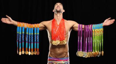 El nadador, Michael Phelps, posa con sus 28 medallas olímpicas conseguidas en cinco citas distintas.