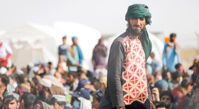 Refugiados afganos reunidos en la frontera entre Irán y Afganistán en la provincia de Sistan-Blochestan, sureste de Irán, el 16 de agosto 2021