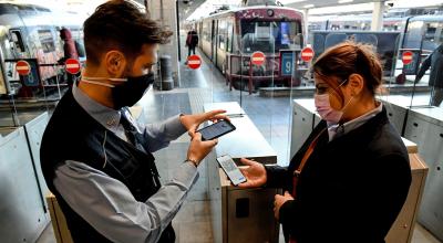 Personal de seguridad de una empresa ferroviaria verifica el 'pase verde' de los empleados, conductores y controladores en Nápoles, sur de Italia. 15 de octubre de 2021.