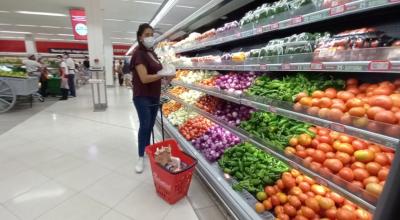 Una mujer en un supermercado en Guayaquil el 23 de abril de 2021. 