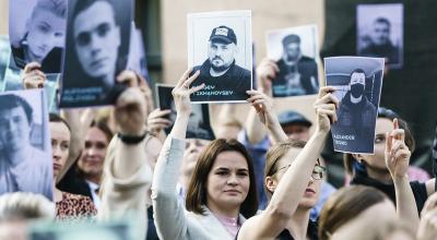 Líder autoexiliada Svetlana Tikhanovskaya, sostiene un cartel con la foto de su esposo Tikhanovsky condenado a 18 años de prisión. 
