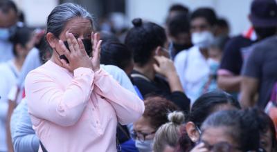 Personas esperan para realizarse una prueba para confirmar contagio con Covid-19 en el hospital Bicentenario de Guayaquil. 4 de enero de 2022
