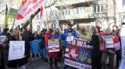 Gente protesta frente al Consulado de Rusia en Cracovia, Polonia, el 24 de febrero de 2022.