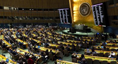 Las pantallas muestran los resultados de una votación de la Asamblea General de las Naciones Unidas. Nueva York, EEUU, 24 de marzo de 2022. 