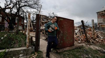 Un hombre en una casa destruida en Ucrania, el 30 de abril de 2022.
