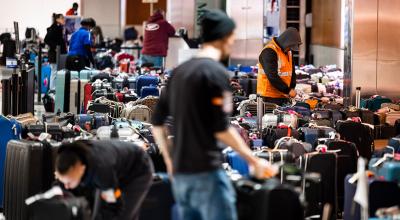 Cientos de bolsas de equipaje permanecen sin reclamar en el Aeropuerto Internacional de Baltimore Washington (BWI). Estados Unidos, 28 de diciembre de 2022.