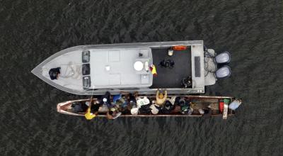 En esta vista aérea miembros de la Armada solicitan documentos de identidad a los ocupantes de una embarcación interceptada cerca del puerto marítimo de Guayaquil, Ecuador, el 11 de mayo de 2023. 