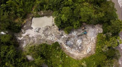 Vista aérea de la actividad minera a orillas del río Jatunyacu, sector Sapallo, en la provincia amazónica de Napo, Ecuador, tomada el 29 de junio de 2023.