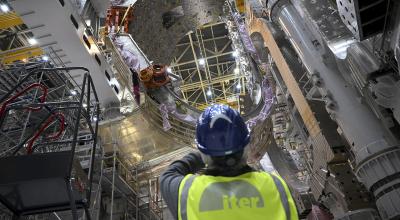 Un hombre toma una foto de un módulo ensamblado en el proyecto internacional de fusión nuclear Iter en Saint-Paul-les-Durance, sur de Francia, el 5 de enero de 2023.
