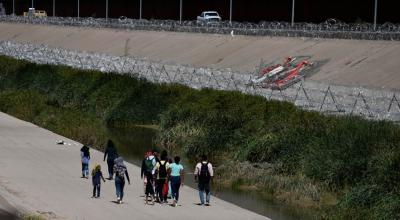 Un grupo de migrantes camina a un costado del río Bravo, frontera natural entre México y EE.UU., hoy, en Ciudad Juárez, Chihuahua (México)- 6 de septiembre de 2023