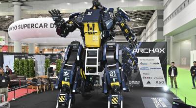 La startup japonesa de robótica Tsubame Industries exhibe el robot ARCHAX, que pesa 3,5 toneladas y mide 4,5 metros de altura, durante el día de prensa del Japan Mobility Show en Tokio el 25 de octubre de 2023.