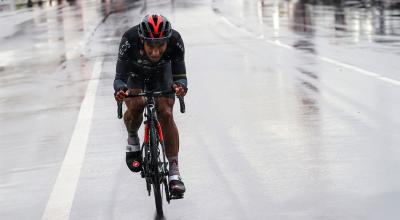 El ciclista ecuatoriano del Team Ineos Grenadiers, Jhonatan Narváez, lidera la carrera durante la 12ª etapa del Giro de Italia 2020