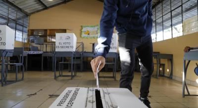 Un ciudadano deposita su voto en la segunda vuelta de las elecciones presidenciales, en Quito, el 15 de octubre de 2023.