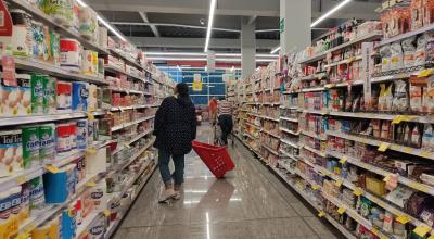 Imagen referencial de compradores en un supermercado de Quito.