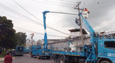 Imagen referencial de trabajadores de la Empresa Eléctrica Quito en labores operativas, abril de 2024. 