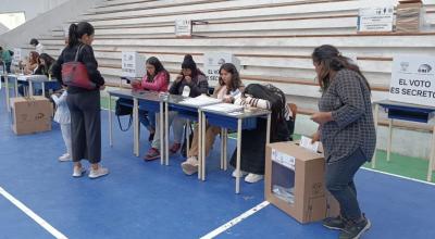 Votantes acuden a sufragar en la consulta popular del 21 de abril de 2024, en un recinto electoral de Cuenca.