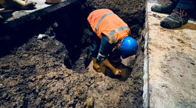 Trabajador de la Empresa de Agua Potable de Quito interviniendo en una tubería.