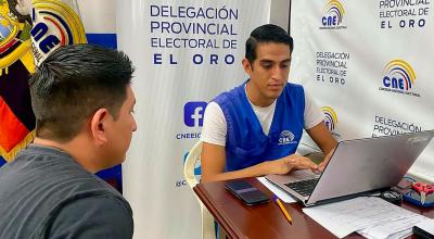 Ciudadano realiza un trámite con un funcionario del Consejo Nacional Electoral de Ecuador.