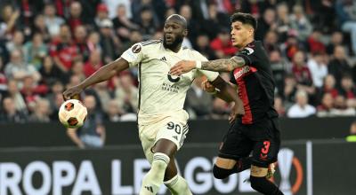 Romelu Lukaku disputa un balón con Piero Hincapié, durante el partido entre Leverkusen y Roma, por Europa League.