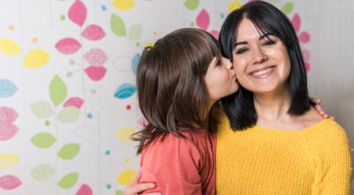 Imagen referencial de una niña junto a su madre. 