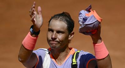 Rafael Nadal saluda a sus aficionados al abandonar el campo tras ser derrotado por el polaco Hubert Hurkacz durante el torneo de tenis masculino ATP Rome Open en el Foro Italico de Roma el 11 de mayo de 2024.