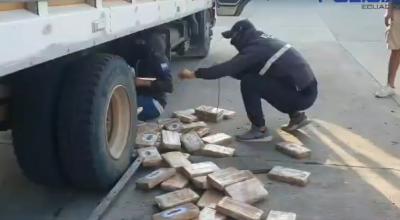 Policía interceptó un camión con cocaína en Manabí.