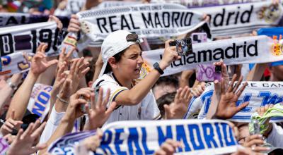 Seguidor del Real Madrid tras ganar el título de la Liga española de 2024, en la plaza Cibeles de Madrid, el 12 de mayo de 2024.