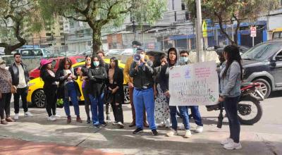 El 10 de mayo de 2024, un grupo de becarios de la Senescyt hizo un plantón en Quito para reclamar por atrasos.