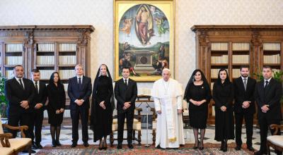 La comitiva presidencial en su visita al papa Francisco en el Vaticano, en el centro están el presidente Daniel Noboa y su esposa Lavinia Valbonesi, el 13 de mayo de 2024.