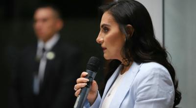 La vicepresidenta, Verónica Abad, durante una de sus primeras ruedas de prensa, luego de ganar las elecciones, en Quito, noviembre de 2023.