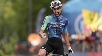 Valentin Paret-Peintre festeja su victoria en la Etapa 10 del Giro de Italia, el martes 14 de mayo de 2024.