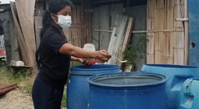 Una trabajadora del Ministerio de Salud destruye criaderos de mosquitos en la parroquia Tenguel,  el 13 de mayo de 2024.