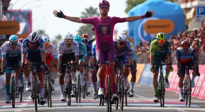 El italiano Jonathan Milan festeja su victoria en la Etapa 11 del Giro de Italia, el 15 de mayo de 2024.