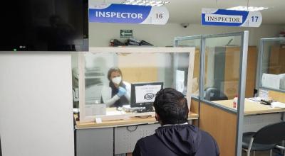 Trabajadores son atendidos por inspectores en el Ministerio de Trabajo,  foto de archivo del 2 de junio de 2020.