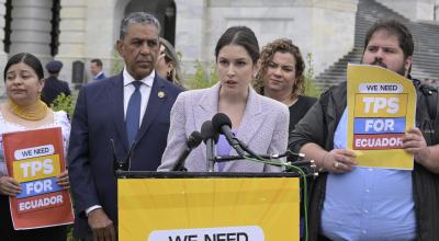 La encargada de Negocios de la embajada de Ecuador en Washington, Soledad Peña, habló junto al Capitolio sobre este el acceso al TPS, el 15 de mayo de 2024.