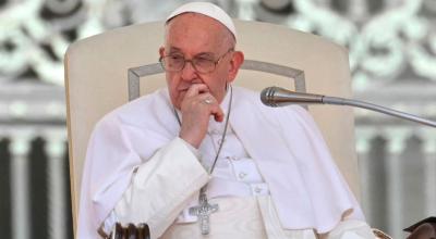 El Papa Francisco observa durante la audiencia general semanal, el 15 de mayo de 2024, en la plaza de San Pedro (Vaticano).