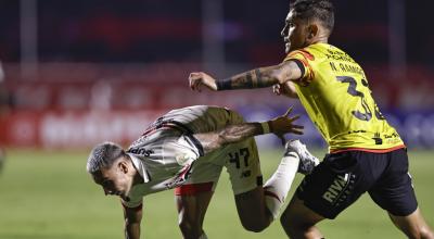 Ferreira (i) de Sao Paulo disputa el balón con Nicolás Ramírez de Barcelona, en el estadio Morumbi, el 16 de mayo de 2024.