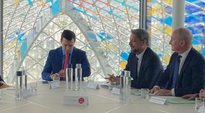 Daniel Noboa, presidente de Ecuador, junto a directivos de Lazard, en París. El 15 de mayo de 2024.