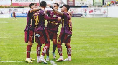 Jugadores de Mushuc Runa celebrando su gol ante Técnico Universitario, 13 de abril de 2024.